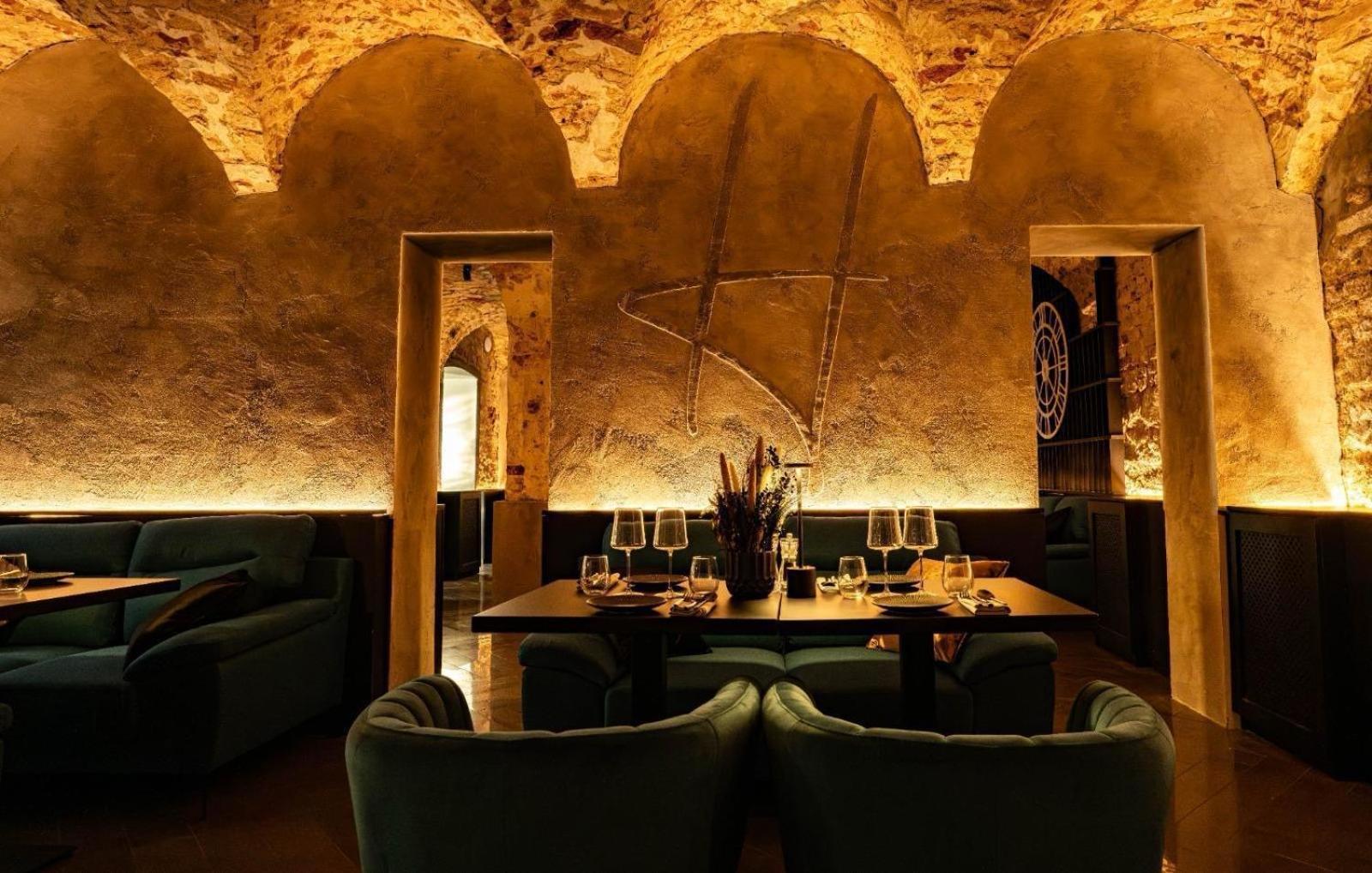 Pullman Riga Old Town Hotel Екстериор снимка Restaurant in the basement of the hotel