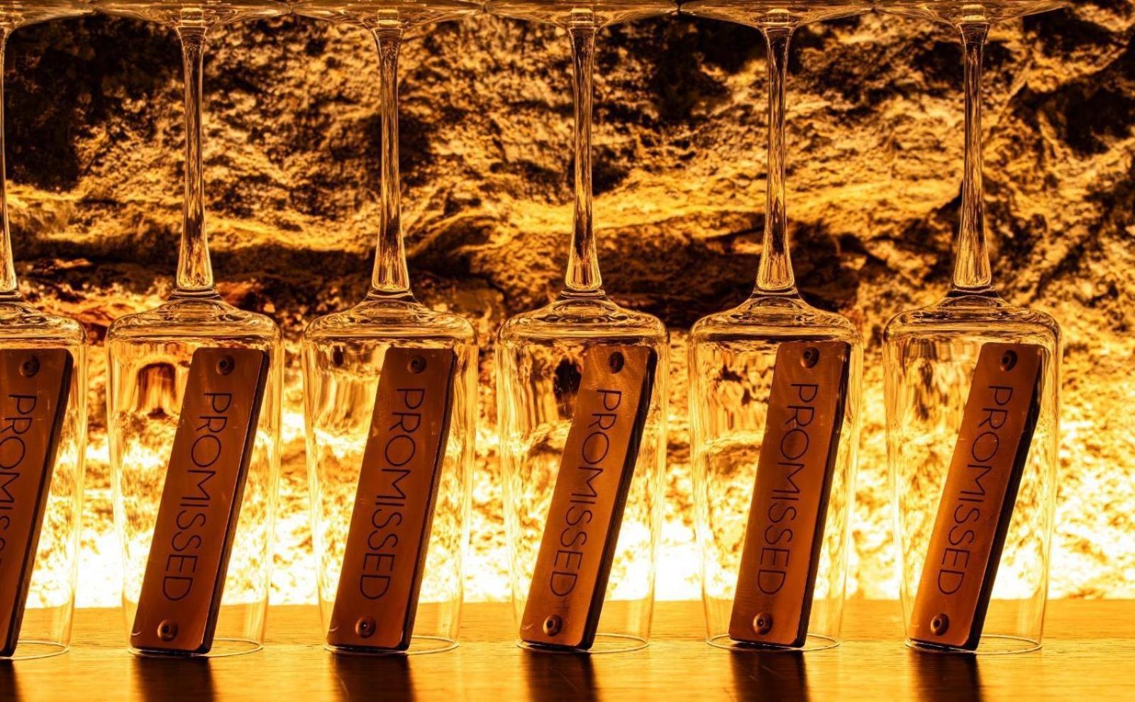 Pullman Riga Old Town Hotel Екстериор снимка Champagne glasses