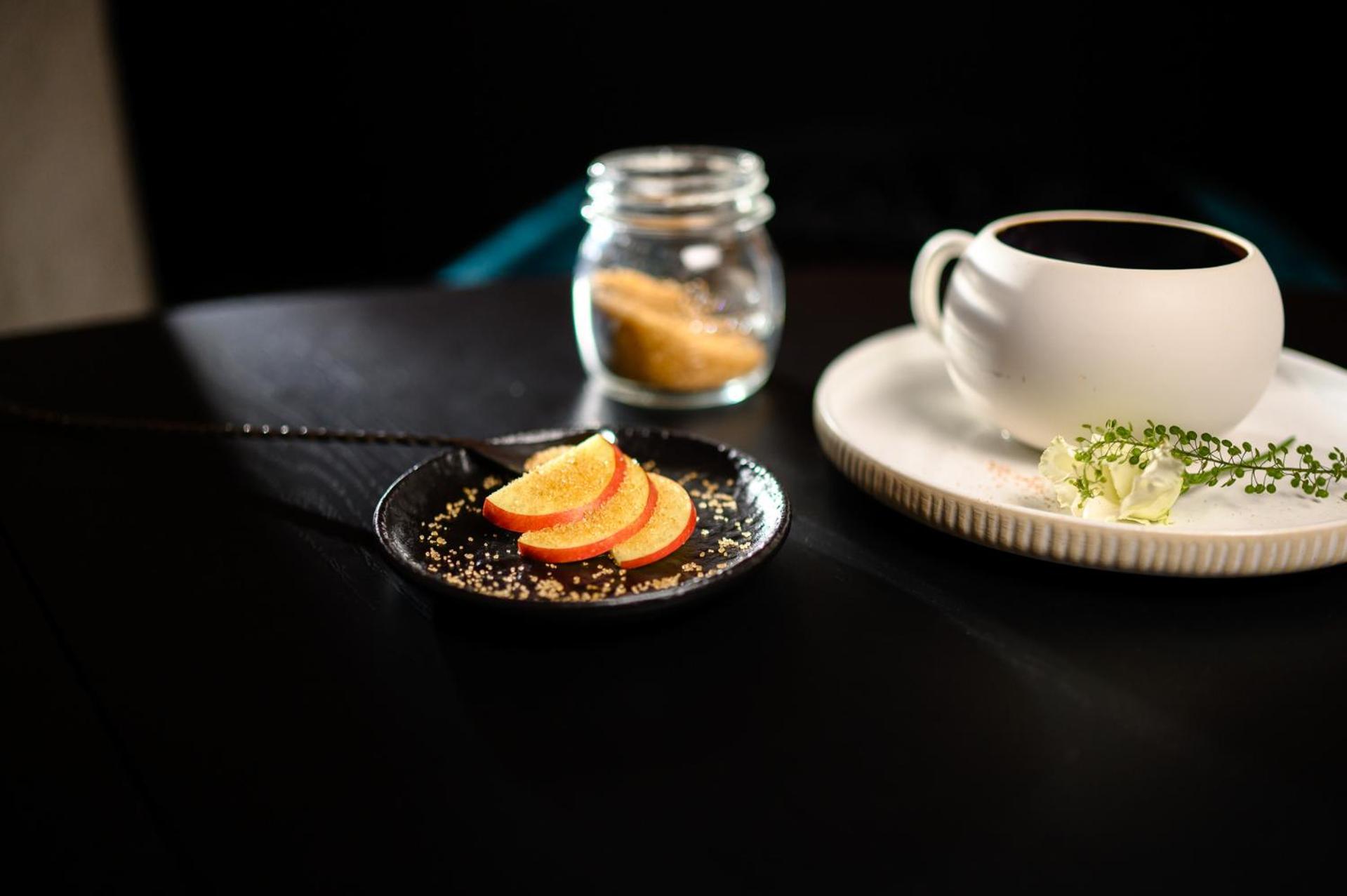 Pullman Riga Old Town Hotel Екстериор снимка A cup of coffee with a jar of sugar and a plate of lemon