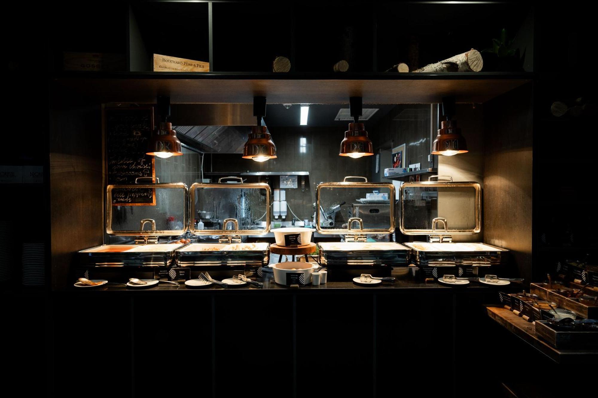 Pullman Riga Old Town Hotel Екстериор снимка The open kitchen at the restaurant