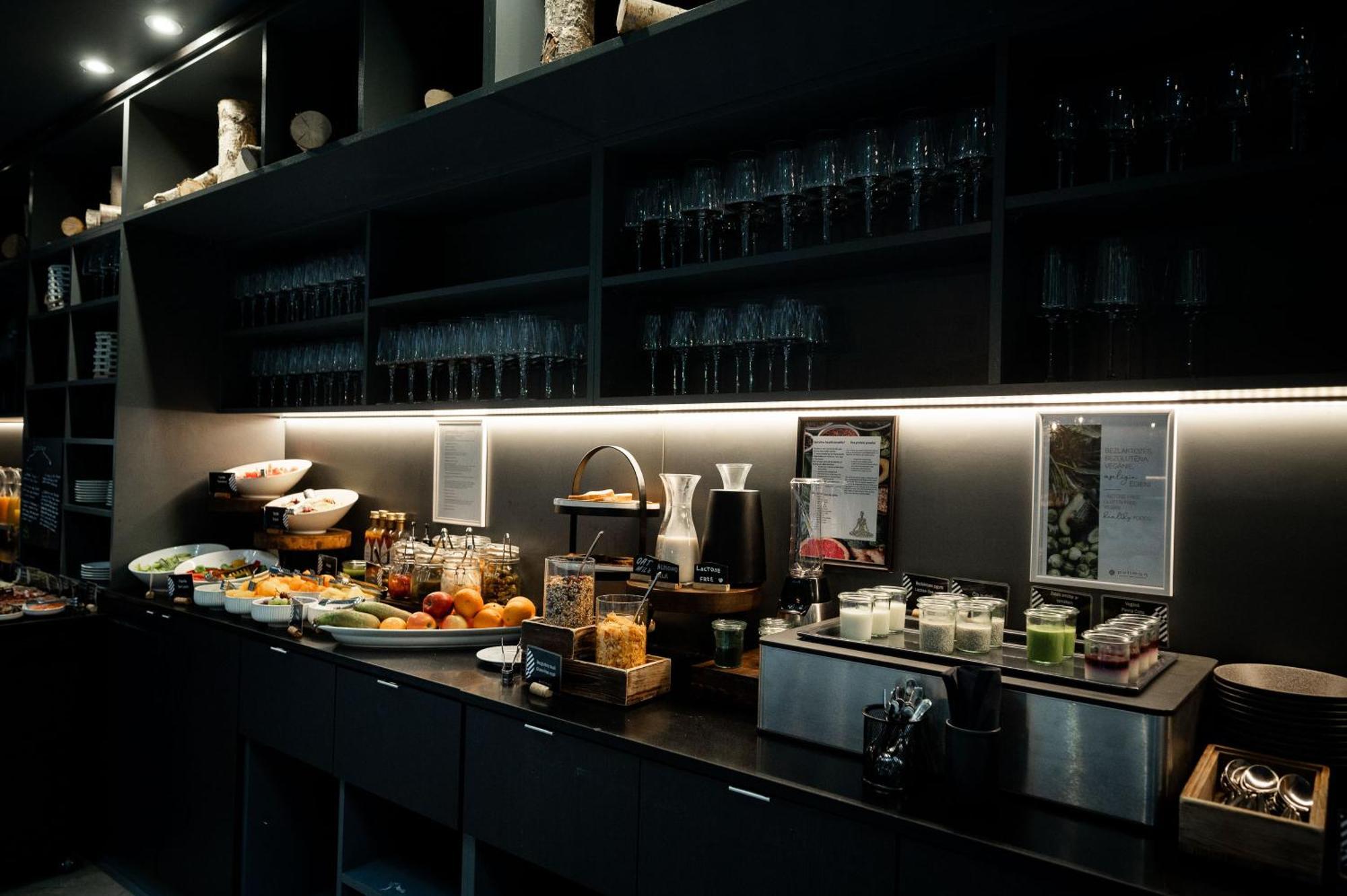 Pullman Riga Old Town Hotel Екстериор снимка The buffet at the lounge