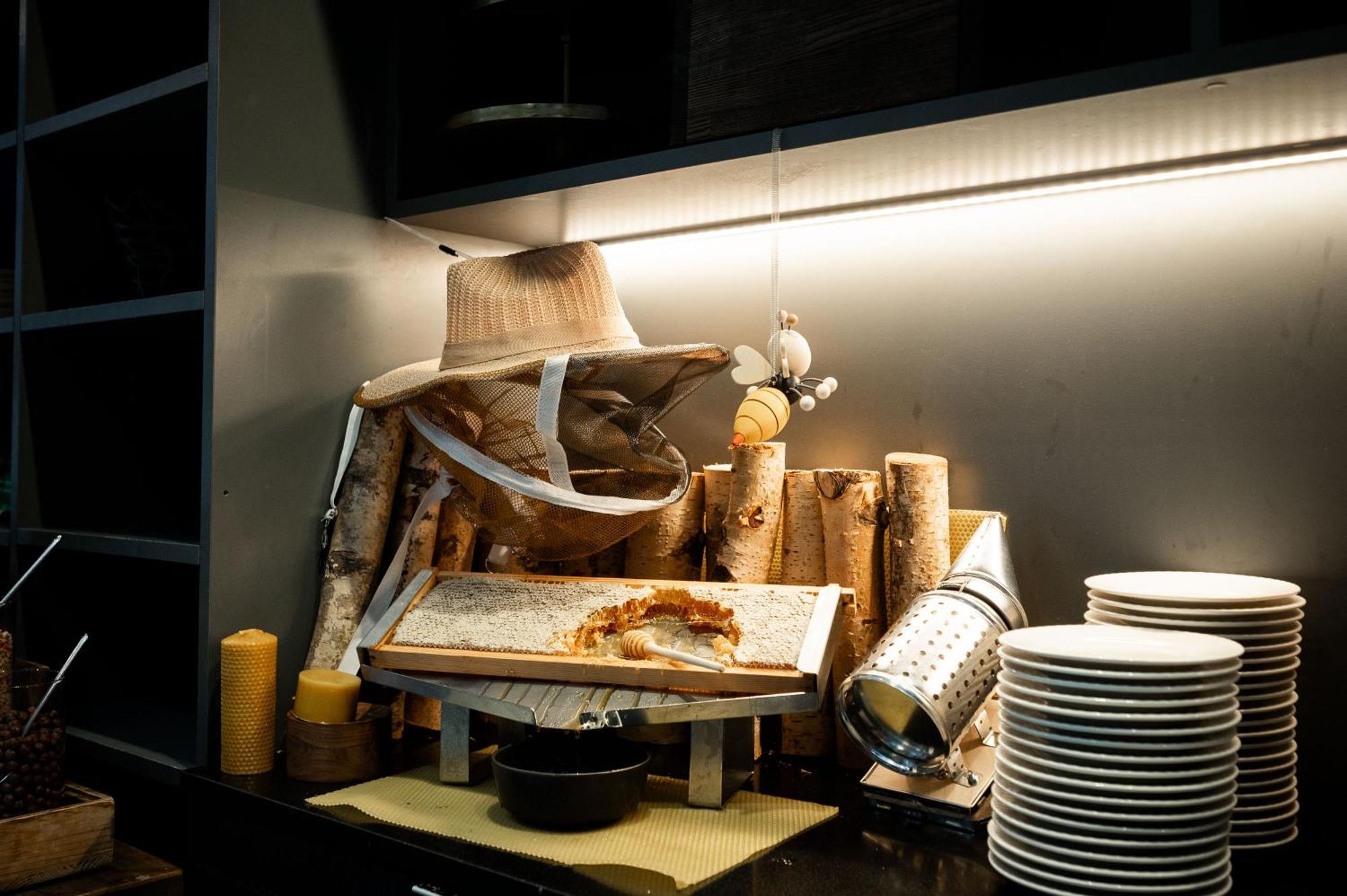 Pullman Riga Old Town Hotel Екстериор снимка A display of a whole duck at a restaurant