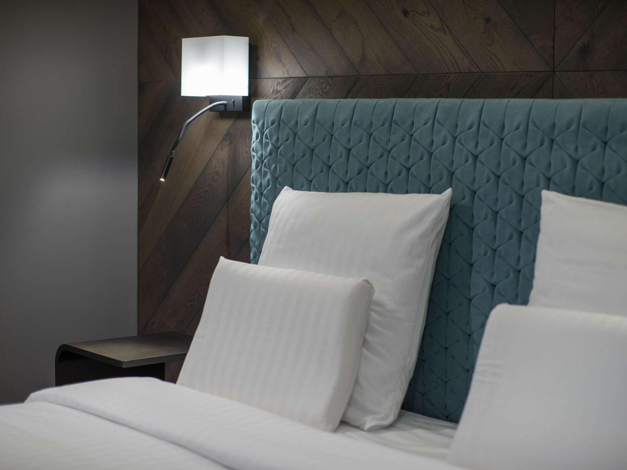 Pullman Riga Old Town Hotel Екстериор снимка A bed with a headboard