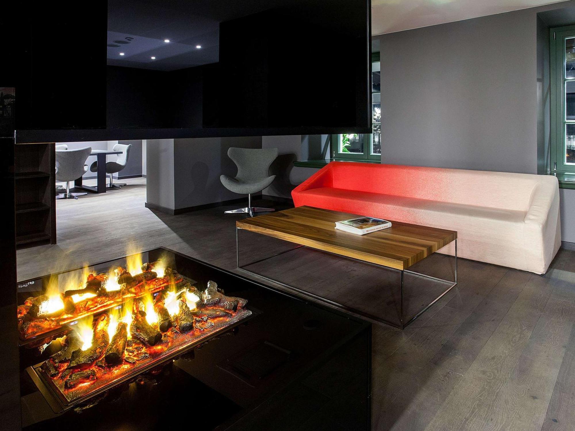 Pullman Riga Old Town Hotel Екстериор снимка A fireplace with a suspended TV